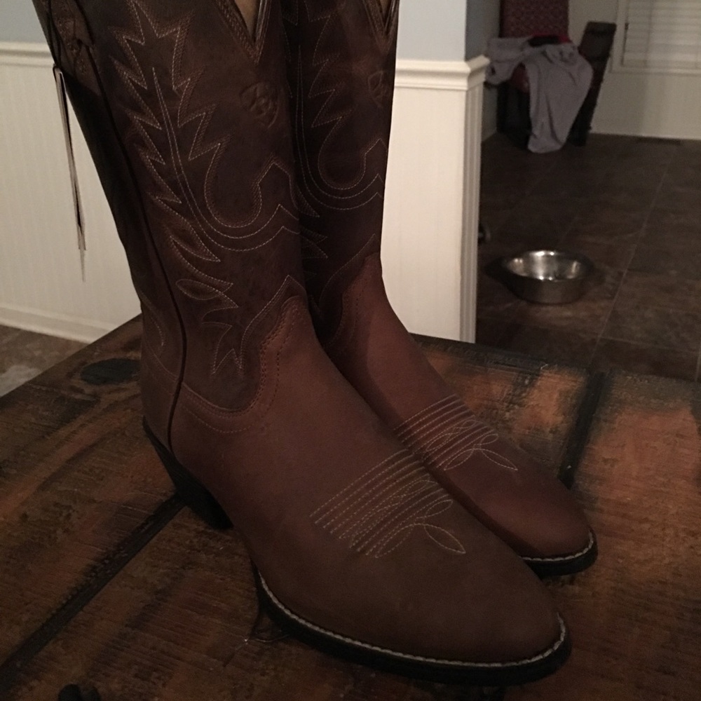 Ari at woman’s boots